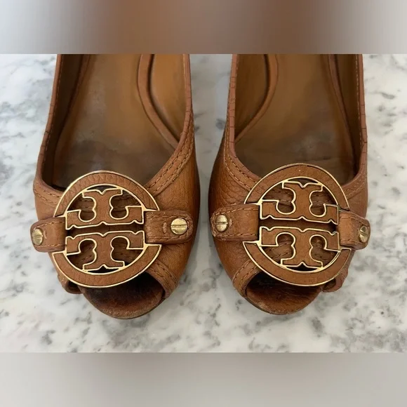Tory Burch Camel/Tan Pebble Leather Peep Toe Mini Wedges, Size 7.5 - Picture 2 of 6